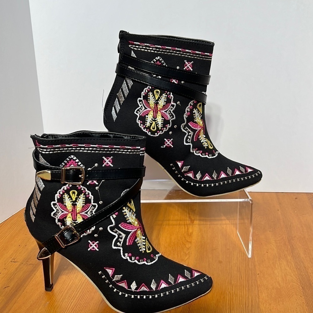 Embroidered stiletto black ankle booties. Size 39. NWOT.